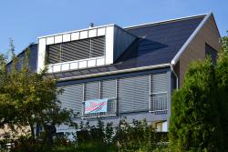 Gebäude mit modernem Erker und Solardach