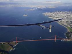 Solar Impulse 2 am 24. April über San Francisco bei der 9. von insgesamt 17 Etappen. Während der Weltumrundung wurden 8 Weltrekorde gebrochen.