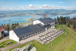 Südwestansicht des Berggasthauses in Feusisberg mit einer vollflächig first-, trauf- und seitenbündig integrierten 44-kWp-PV-Anlage, die insgesamt 35’800 kWh/a erzeugt.