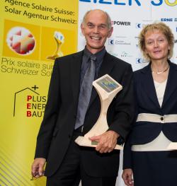 Werner Setz mit Bundespräsidentin Widmer-Schlumpf bei der Solarpreisverleihung 2012