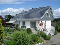 Die optimal integrierte Solaranlage fügt sich bestens ins Gesamtbild des Hauses ein.