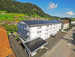 Die drei Mehrfamilienhäuser Alpstäg in Oberdiessbach erzeugen 48% mehr Energie als im Jahresdurchschnitt benötigt.