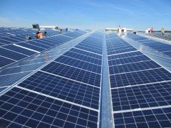 Die Anlage der ADEV Solar AG ist die grösste gebäudeintegrierte PV-Anlage der Schweiz. 