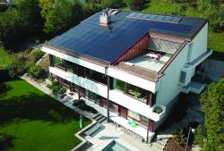 Die 15.1 kW starke PV-Anlage deckt zusammen mit der solarthermischen Anlage 80% des Gesamtenergiebedarfs. 