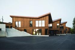 Die PlusEnergie-Schule besticht mit ihrer dunkelbraunen Fassade aus Weisstannenholz