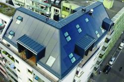 Blick auf die perfekt seiten-, trauf-, first-, und dachbündig integrierte, 34.4 kW starke PV-Anlage des MFH in der Luzerner Neustadt.