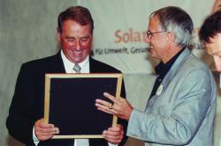 Bundespräsident und Energieminister Adolf Ogi anlässlich der 10. Schweizer Solarpreisverleihung am 31. August 2000 in Flums mit Kurt Köhl, Direktor Flumroc (rechts).